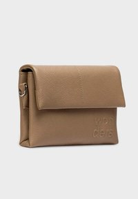 Kompaktowa torebka skórzana w kolorze taupe z zakładanym klapą, bocznym metalowym pierścieniem i wytłoczonym napisem "wonders" w dolnym prawym rogu.