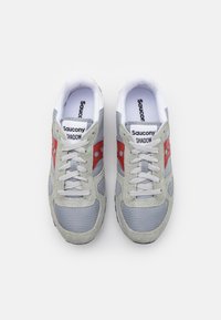 Sneaker in rete grigio e suede con accenti rossi, lacci piatti e marchio sulla linguetta. Forma della punta arrotondata con soletta imbottita.