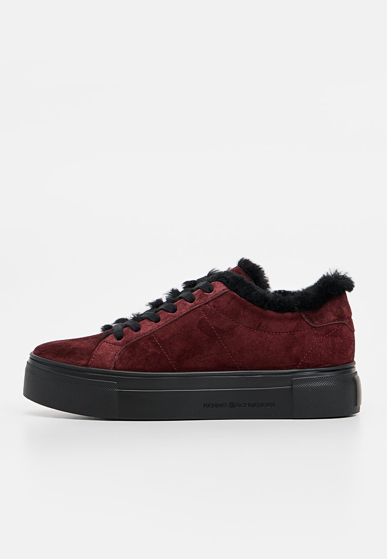Bordowe zamszowe sneakersy z czarnym kołnierzem z sztucznego futra, sznurowane, z masywną czarną podeszwą. Teksturowana cholewka z detalami w postaci przeszyć.