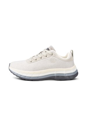 Hellgrauer Sneaker mit weißen Schnürsenkeln, dicker geschichteter Sohle in Weiß und Grau und einer kleinen Schlaufe hinten zum einfachen Anziehen.