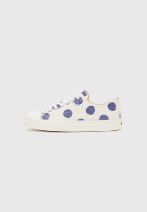 Leinenschuhe mit weißem Grundton, versehen mit großen blauen Punkten. Abgerundete Zehenpartie, weiße Gummisohle und Metallösen für die Schnürsenkel.