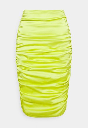 Falda lápiz de satén arrugada en amarillo brillante con textura fruncida y silueta ajustada sobre un fondo blanco liso.