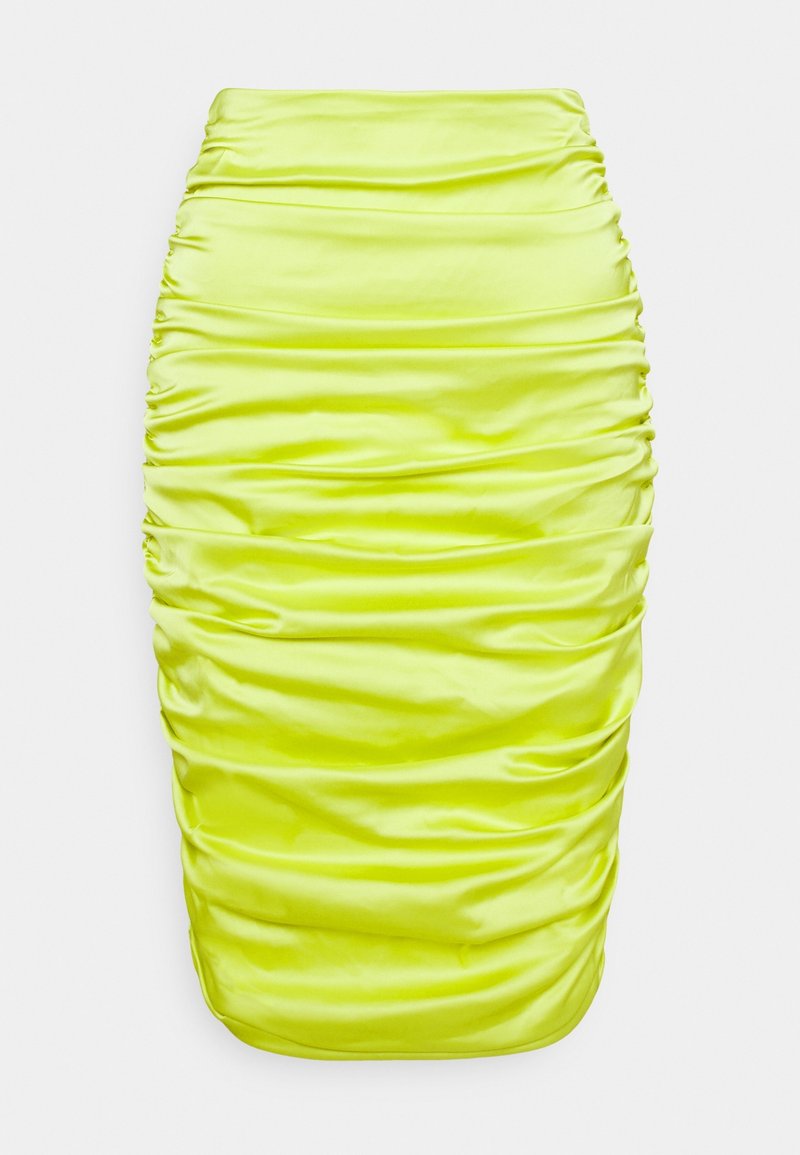Jupe crayon en satin froncée jaune vif avec une texture froncée et une silhouette ajustée sur fond blanc uni.
