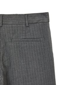 Grau gestreifte Hose mit glatter Textur, standardmäßiger Taille und einer einzelnen Gesäßtasche ohne sichtbare Hardware-Akzente.