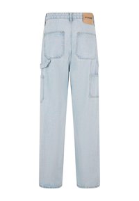 Pantaloni cargo din denim de un albastru deschis, cu o croială relaxată, dotati cu două buzunare posteriori și buzunare laterale cargo. Eticheta din spate este embosată cu numele brandului.
