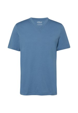 Einfaches blaues Herren-T-Shirt mit V-Ausschnitt und kurzen Ärmeln, mit einem kleinen Logo in der Nähe des Kragens und auf der Brust, dargestellt vor weißem Hintergrund.