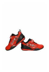 Baskets rouges et noires pour enfants avec un design de voiture Lightning McQueen et des bandes velcro portant l'inscription McQueen.