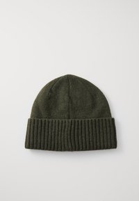 Grøn strikket hue med ribbet kant. Har en blød tekstur og en rund top, velegnet til koldt vejr.