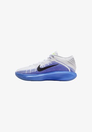 Nike sportieve schoen met een witte mesh-bovenkant en paarse accenten, zwarte swoosh-logo en een blauwe rubberen zool. Textuurontwerp en vetersluiting.