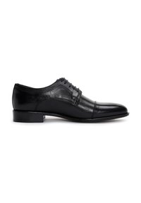 Chaussure habillée en cuir noir avec une finition lisse et polie. Présente un bout arrondi et un laçage, avec un petit talon en caoutchouc carré.