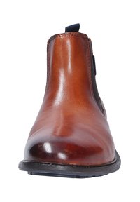 Botín Chelsea de cuero marrón con acabado suave, que presenta paneles laterales elásticos, puntera redondeada y suela de goma negra.
