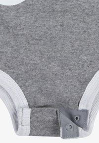 Grå bomullsbody med vit ribbad kant, med tryckknappslås i botten och en mjuk textur genom hela plagget.