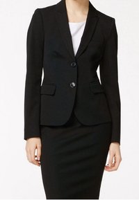 Svart figursydd kavaj med en knappstängning, två frontfickor och slag i kragen. Slät textur och strukturerad design, i kombination med en svart blyertskjol.