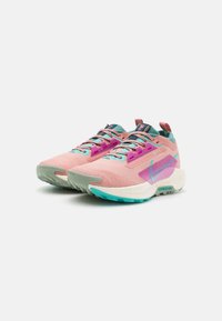 Des chaussures de sport roses et teal avec une tige en maille, des accents à motifs et une semelle texturée. Comprend une semelle intermédiaire grise et des lacets roses.