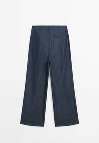 Weite Denim-Hosen in Dunkelblau mit glatter Textur, ausgestattet mit einer Gesäßtasche und minimalen Nahtdetails.