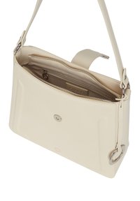 Borsa a tracolla sintetica beige con una consistenza liscia, forma rettangolare, tasca con zip e dettagli in metallo argento. Include una tracolla regolabile.