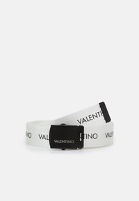 Balta audinio diržas su pakartotu "VALENTINO" tekstu, juodu metaliniu užsegimu ir akcentais.