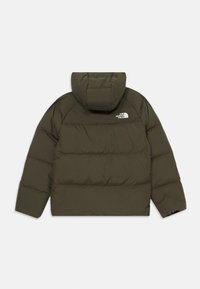 Olīvzaļš pūkainais žakets ar kapuci, ar quilted dizainu, elastīgiem piedurknēm un baltu logo augšējā aizmugurē.