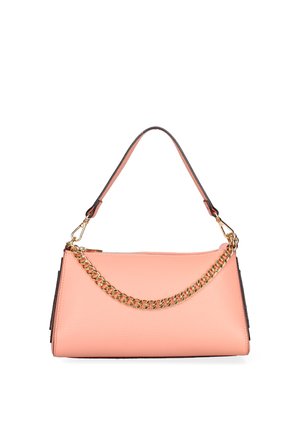 Borsa a mano rettangolare in pelle rosa chiaro con dettaglio a catena dorata e tracolla corta su sfondo bianco.