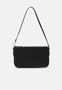 Pochette noire texturée en tissu, dotée d'une fermeture éclair, d'une fine sangle réglable et d'un logo subtil embossé à l'avant.