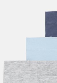 Tri zložené kusy bavlnenej látky navrstvené na seba, v odtieňoch sivá melírovaná, svetlomodrá a námornícka modrá na bielom pozadí.