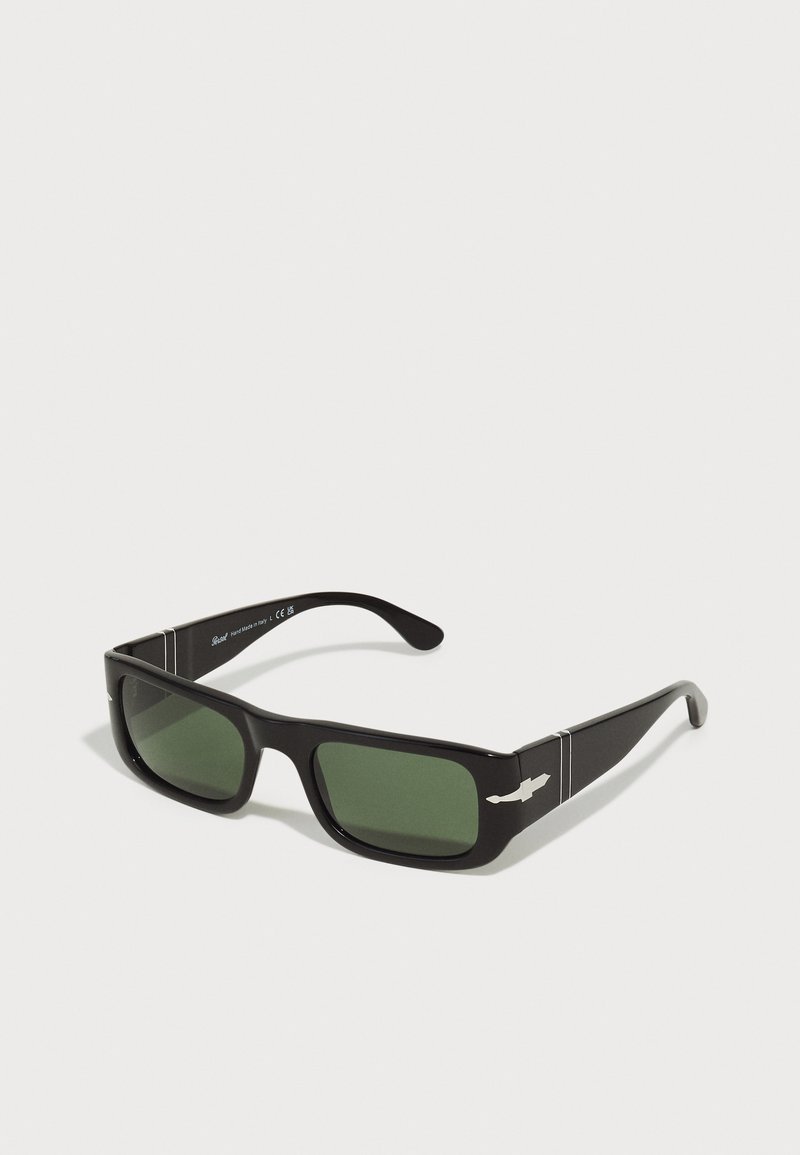 Ochelari de soare dreptunghiulari negri cu lentile verzi. Prezintă accente argintii pe brațe și un design de cadru din plastic neted.