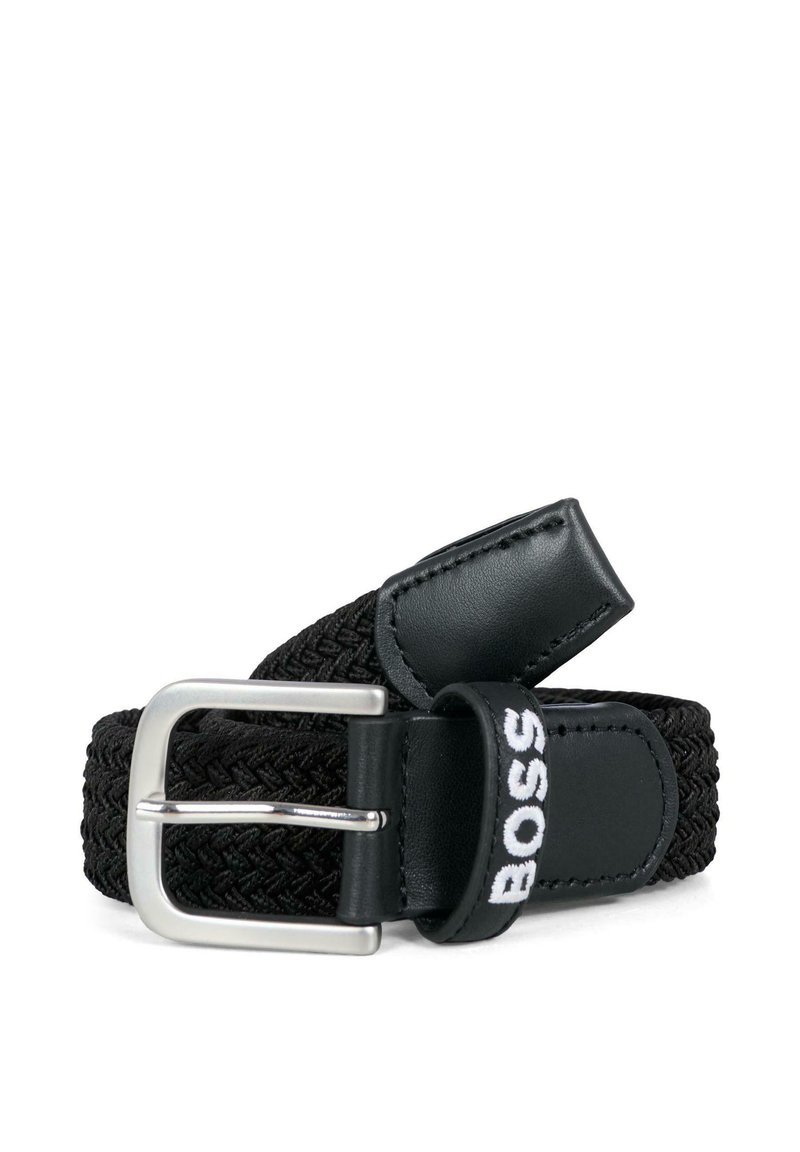 Cintura nera intrecciata con fibbia in metallo argentato. Presenta dettagli in pelle e un logo bianco sul cinturino in pelle. Design in tessuto testurizzato.