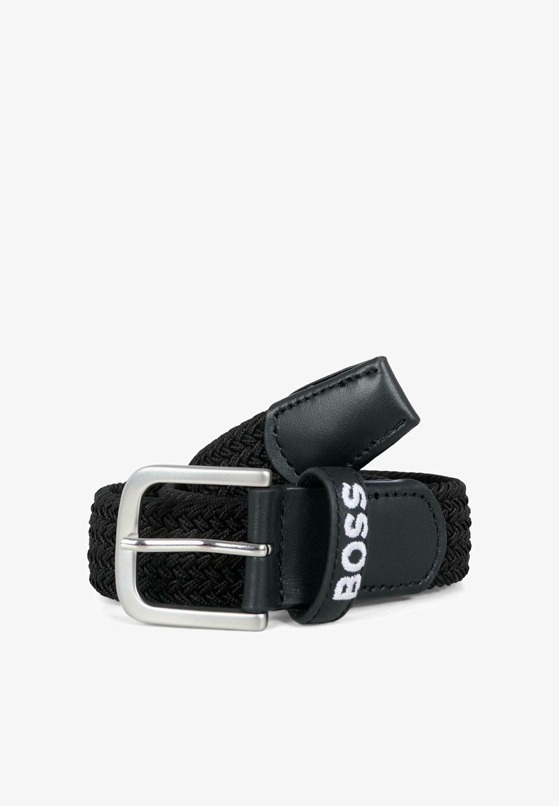 Cintura nera intrecciata con fibbia in metallo argentato. Presenta dettagli in pelle e un logo bianco sul cinturino in pelle. Design in tessuto testurizzato.