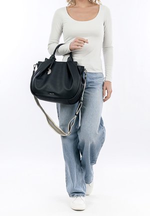 Černá kožená kabelka s texturovaným povrchem, dvěma horními uchy a odnímatelným popruhem. Má stříbrné kovové doplňky a elegantní zaoblený tvar.