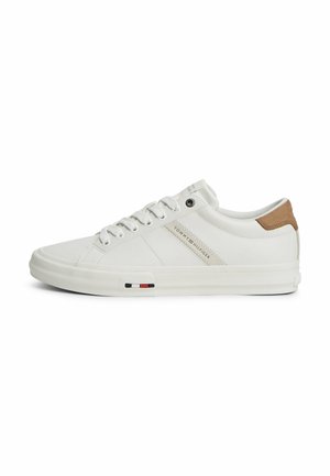 Weißer Sneaker mit niedrigem Schaft, Schnürsenkeln, braunem Fersenlasche und Tommy Hilfiger Branding an der Seite und der Sohle.