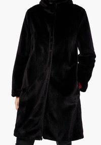Cappotto in pelliccia sintetica nera con una texture morbida, maniche lunghe e colletto alto. Presenta una chiusura frontale con bottoni e dettagli rossi sui polsini.