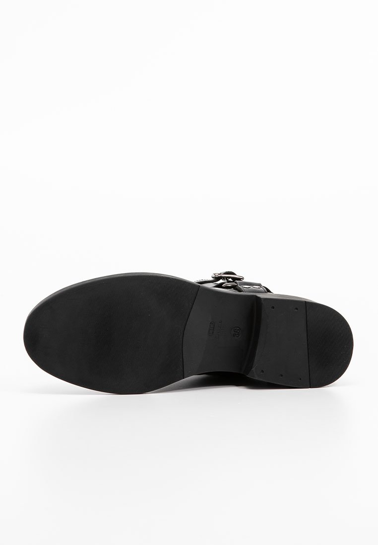 Schwarze Ledersohle mit strukturiertem Oberflächen, runder Schuhspitze und leichtem Absatz. Verfügt über ein geprägtes Logo und eine glatte Oberfläche.