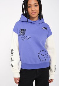 Fioletowa hoodie z białymi rękawami, zdobiona czarnymi haftowanymi wzorami, w tym oknem, zegarem oraz napisem. Tkanina mieszana bawełniana, luźny fason.