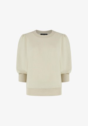 Roomkleurige korte trui met pofmouwen, geribbelde manchetten, zoom en ronde hals, plat gelegd op een witte achtergrond.