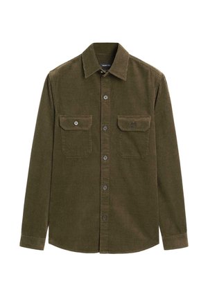 Olijfgroene corduroy shirt met een button-down kraag, twee borstzakken en een knoopsluiting aan de voorkant. Textuur stof met verticale ribbels.
