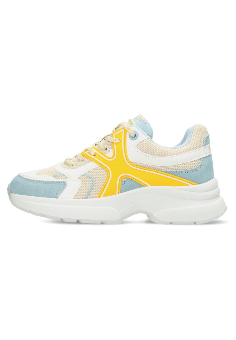 Lichte sneaker met een witte mesh bovenkant, blauwe suède accenten en gele details. Dikke witte zool met een gewatteerd ontwerp.