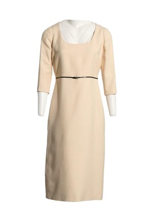 Robe beige longueur genoux avec manches trois-quarts, encolure carrée et fine ceinture noire à la taille sur un mannequin blanc.