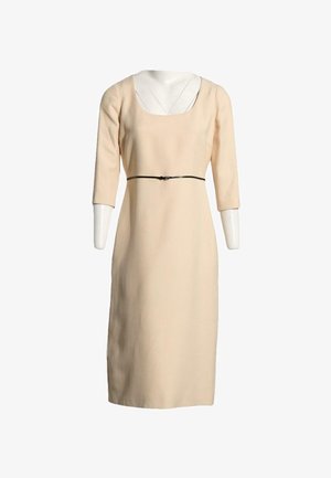 Robe beige longueur genoux avec manches trois-quarts, encolure carrée et fine ceinture noire à la taille sur un mannequin blanc.