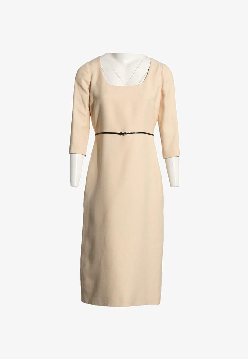 Robe beige longueur genoux avec manches trois-quarts, encolure carrée et fine ceinture noire à la taille sur un mannequin blanc.