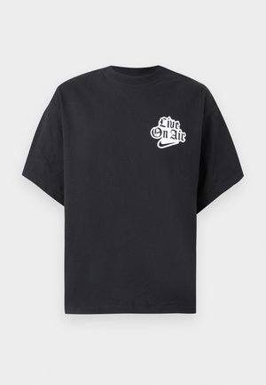 Fekete rövid ujjú póló fehér "Live On Air" felirattal és Nike swoosh logóval a bal mellrészen.