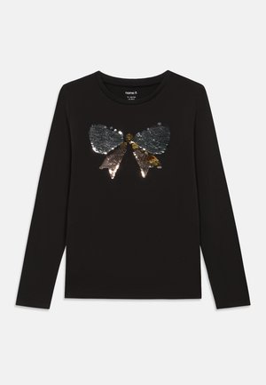 Chemise à manches longues noire avec un design de papillon en sequins argent et or sur le devant, dotée d'un col rond et d'une texture douce.