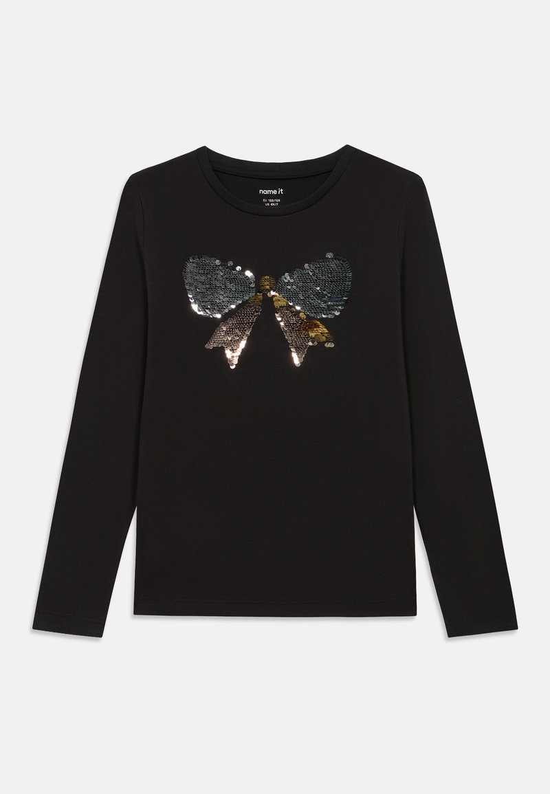 Camisa preta de manga longa com um design de borboleta em lantejoulas prateadas e douradas na parte da frente, com decote redondo e textura suave.