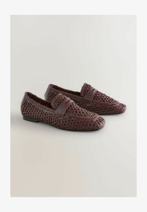 Pleteni burgundski kožni mokasini s ravnim crnim potplatom i ukrasnom trakom preko prednje strane, s teksturiranim detaljima.