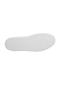 Bílá gumová podrážka s horizontálními a vertikálními drážkami pro lepší přilnavost, kulatá špička a plochý design, s jednoduchým a minimalistickým stylem.