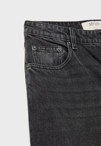 Jeans in denim nero con una finitura testurizzata, caratterizzati da una tasca frontale con dettagli metallici e un design a gamba dritta.