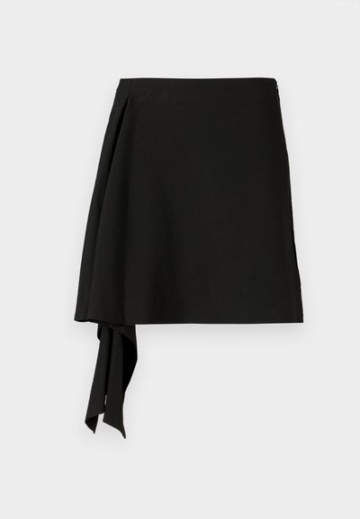 Čierna sukňa s elegantným dizajnom, so zaväzovaním na boku, hladkou textúrou a splývavým strihom. Vyrobená z ľahkej tkaniny.