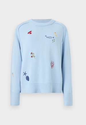 Suéter de manga larga azul claro con diseños bordados con temática oceánica que incluyen peces, langosta, estrella de mar, concha marina, flores y chiles.