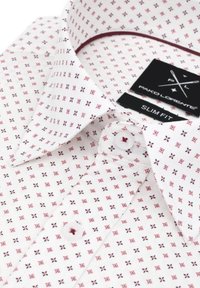 Biała slim-fit koszula z geometrycznym wzorem w czerwono-czarnym kolorze, z mankietami na guziki i małym kołnierzykiem. Widoczna metka z napisem "Pako Lorente."