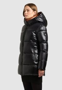 Svart dunjacka med glänsande yta, huva, vertikala sömmar, dragkedja fram och sidofickor. Fodrad insida i kontrasterande brunt.