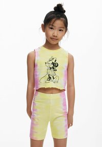 Set di top corto e pantaloni a shorts in tie-dye giallo e rosa con una grafica di Minnie Mouse in nero. Tessuto morbido con una texture a coste e bordi grezzi.